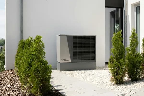 pompa di calore unita esterna facciata